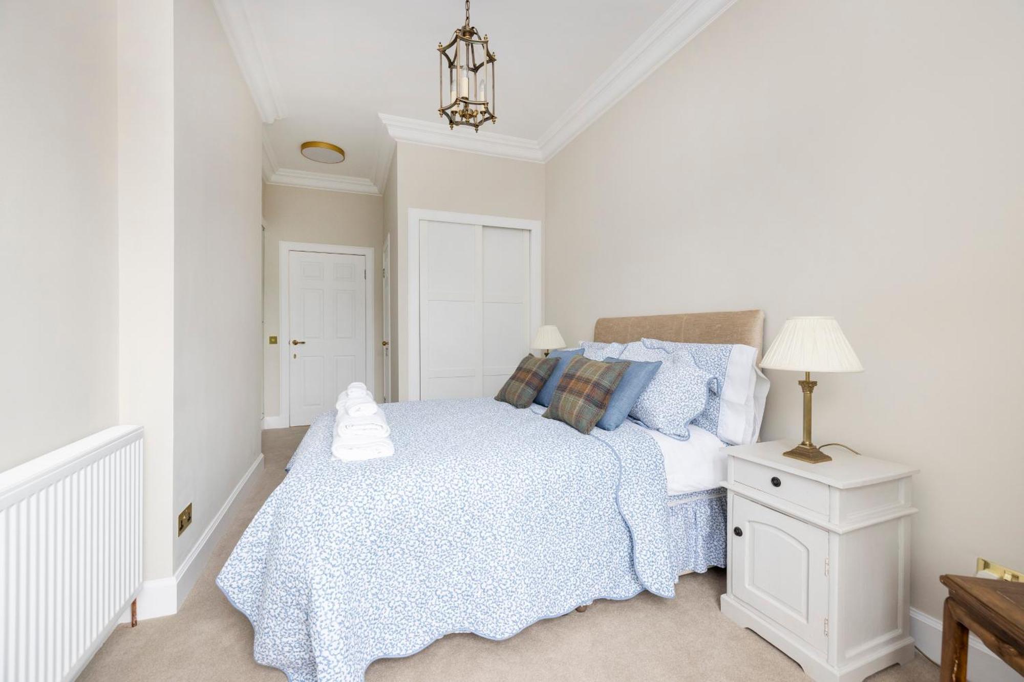 Apartment Deluxe 3-bedroom On Princes Street Overlooking Castle Edinburgh