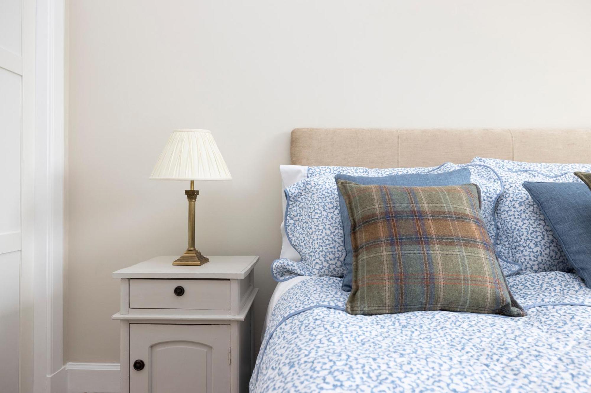 Deluxe 3-bedroom On Princes Street Overlooking Castle *