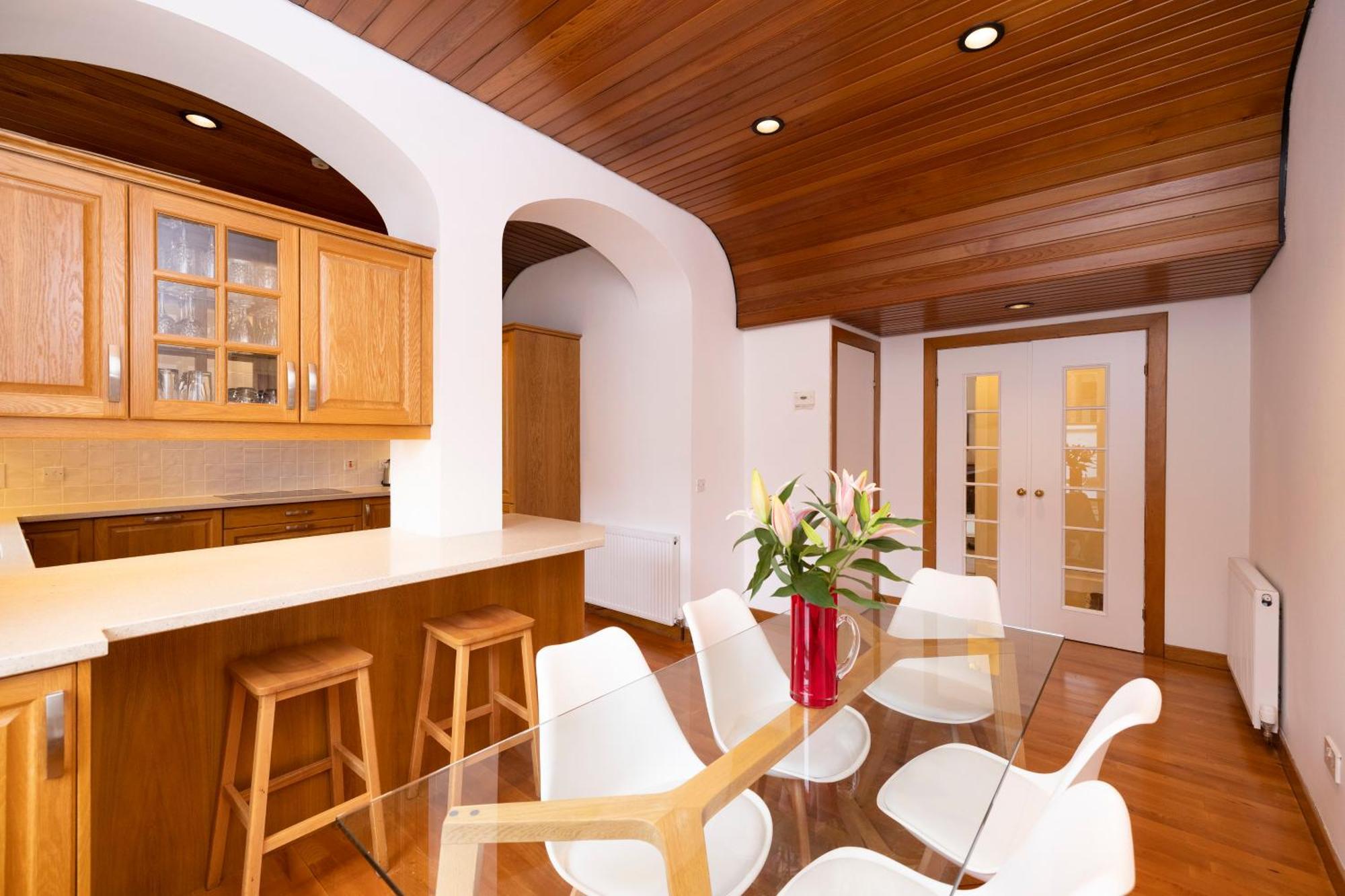 Deluxe 3-bedroom On Princes Street Overlooking Castle EDI