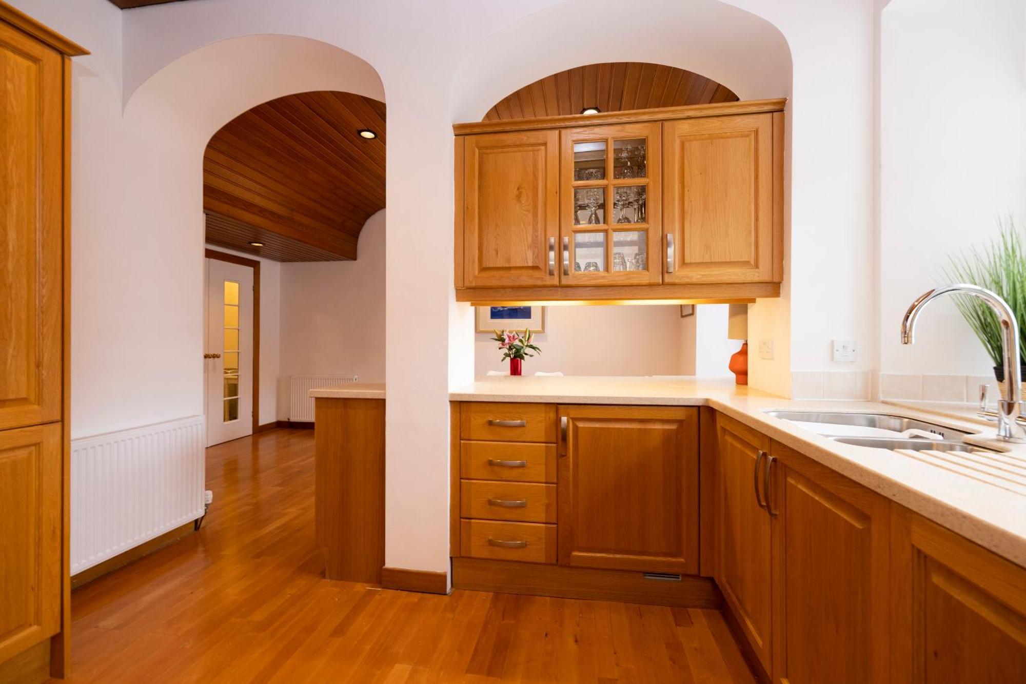 Deluxe 3-bedroom On Princes Street Overlooking Castle Apartment
