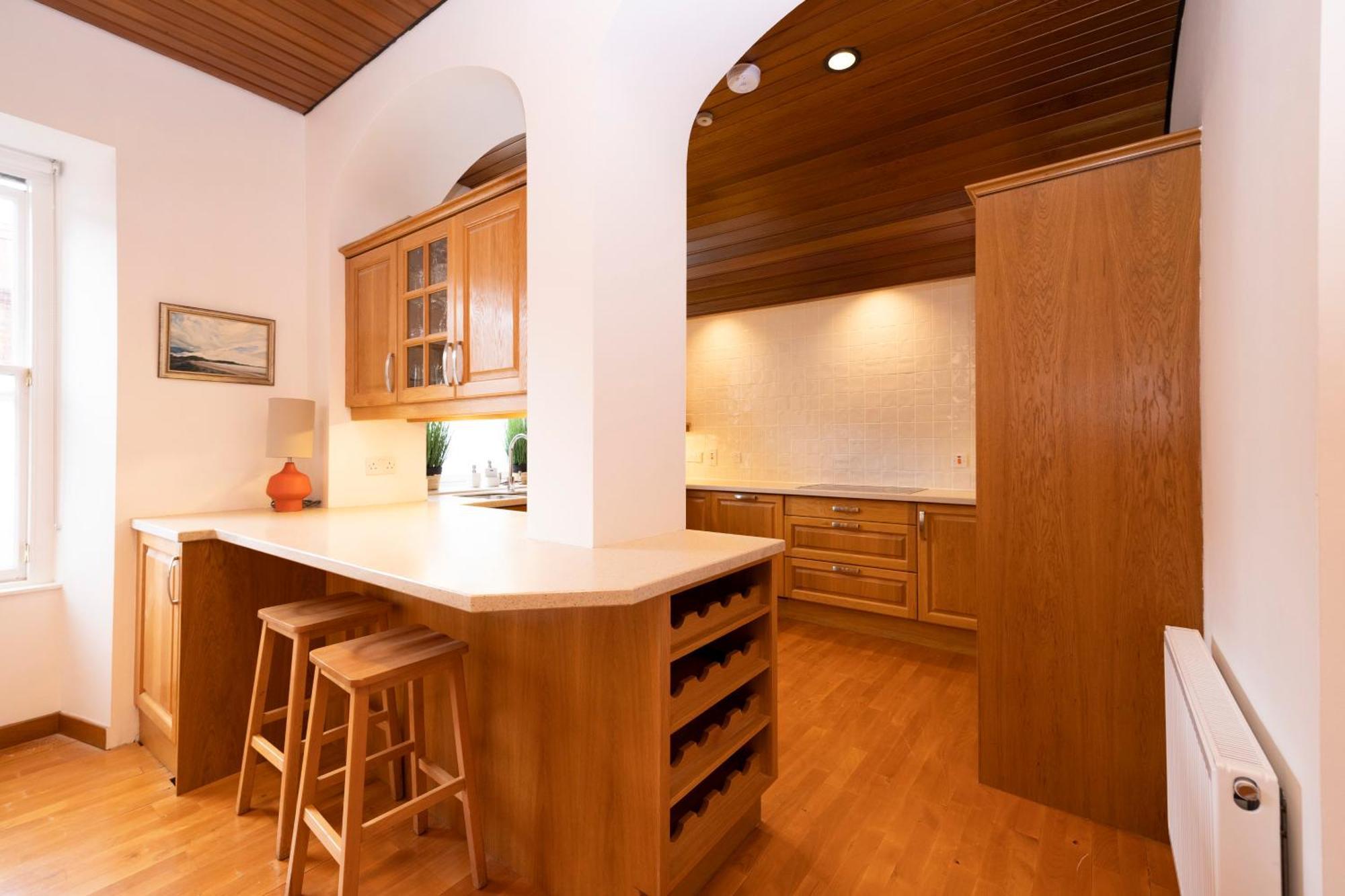 Apartment Deluxe 3-bedroom On Princes Street Overlooking Castle