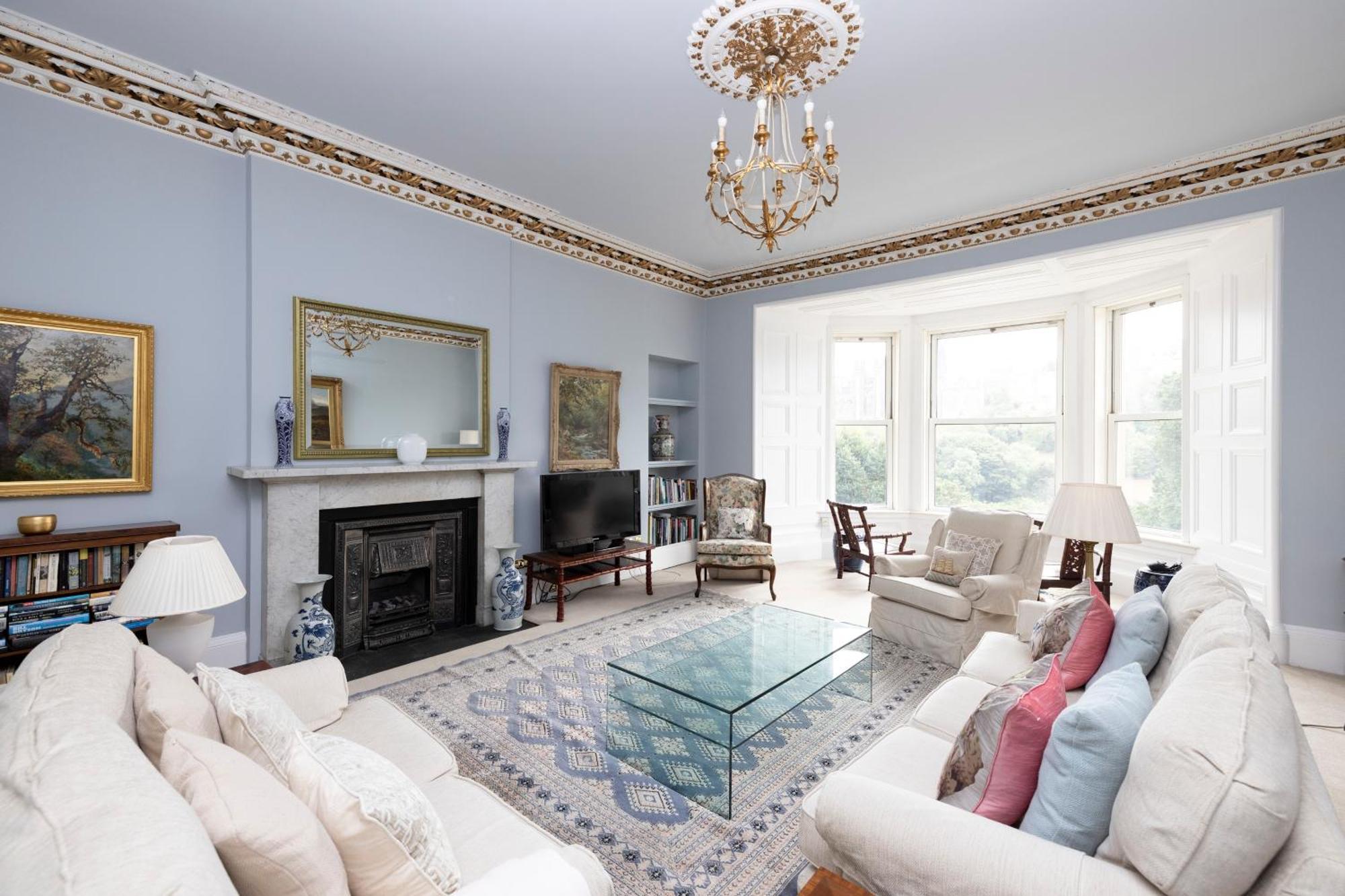 Deluxe 3-bedroom On Princes Street Overlooking Castle Apartment *
