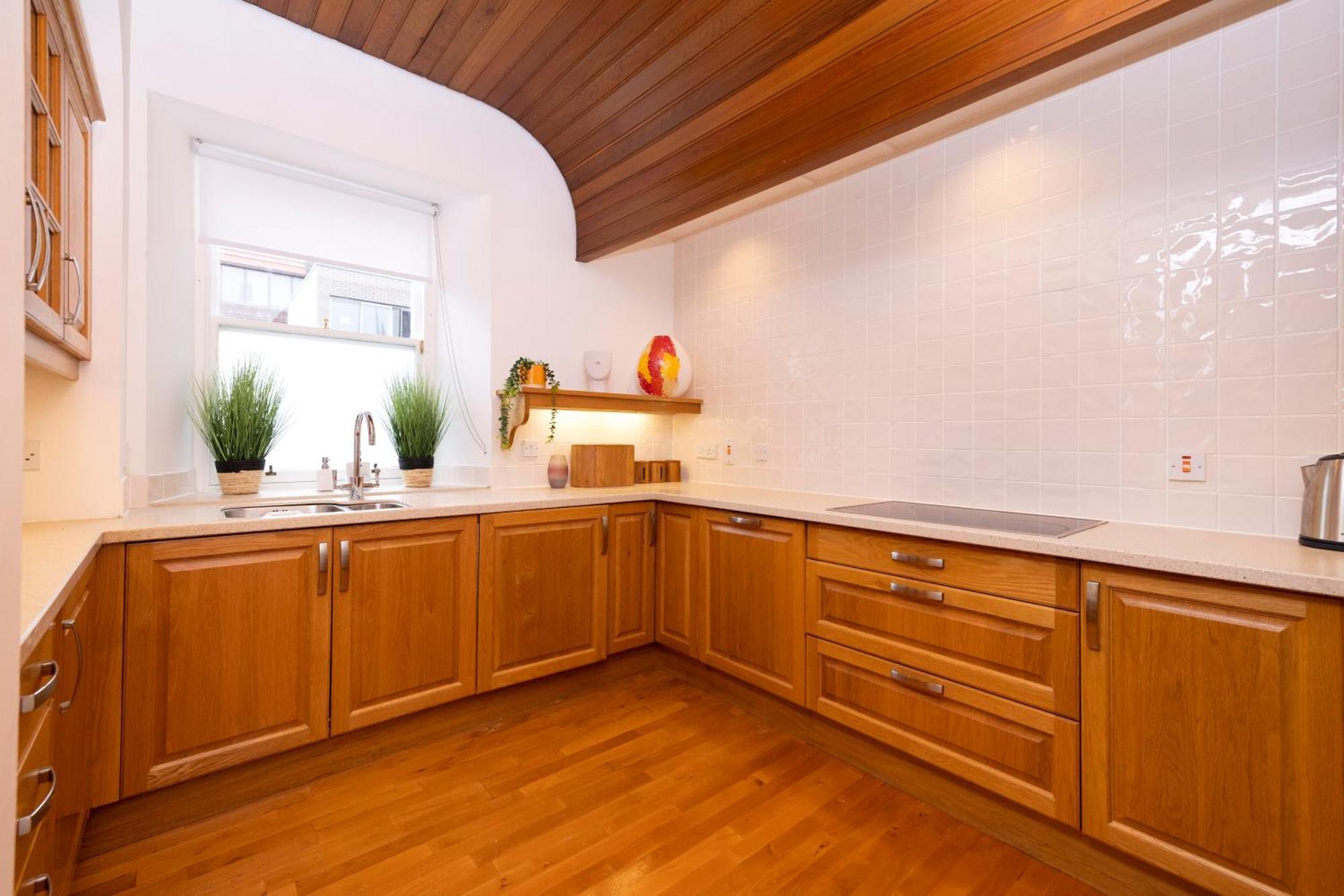 Apartment Deluxe 3-bedroom On Princes Street Overlooking Castle *