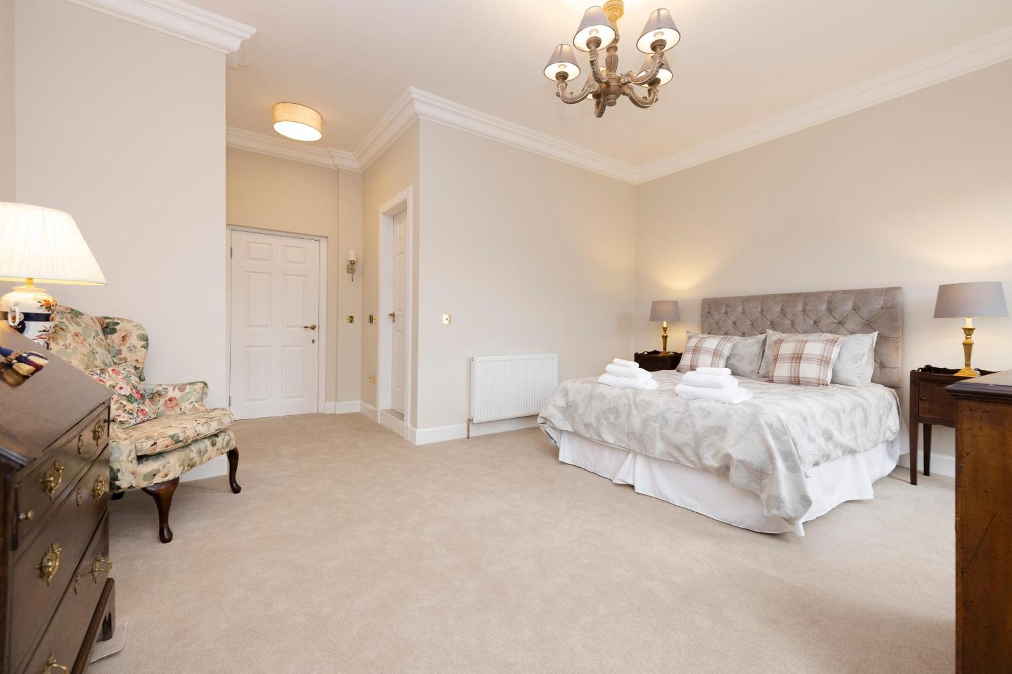 Apartment Deluxe 3-bedroom On Princes Street Overlooking Castle Edinburgh
