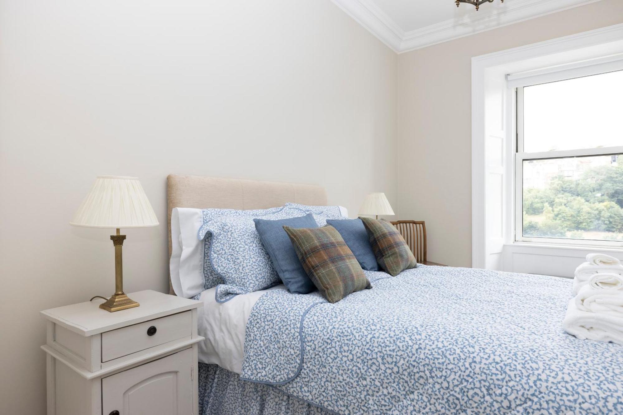 Deluxe 3-bedroom On Princes Street Overlooking Castle *