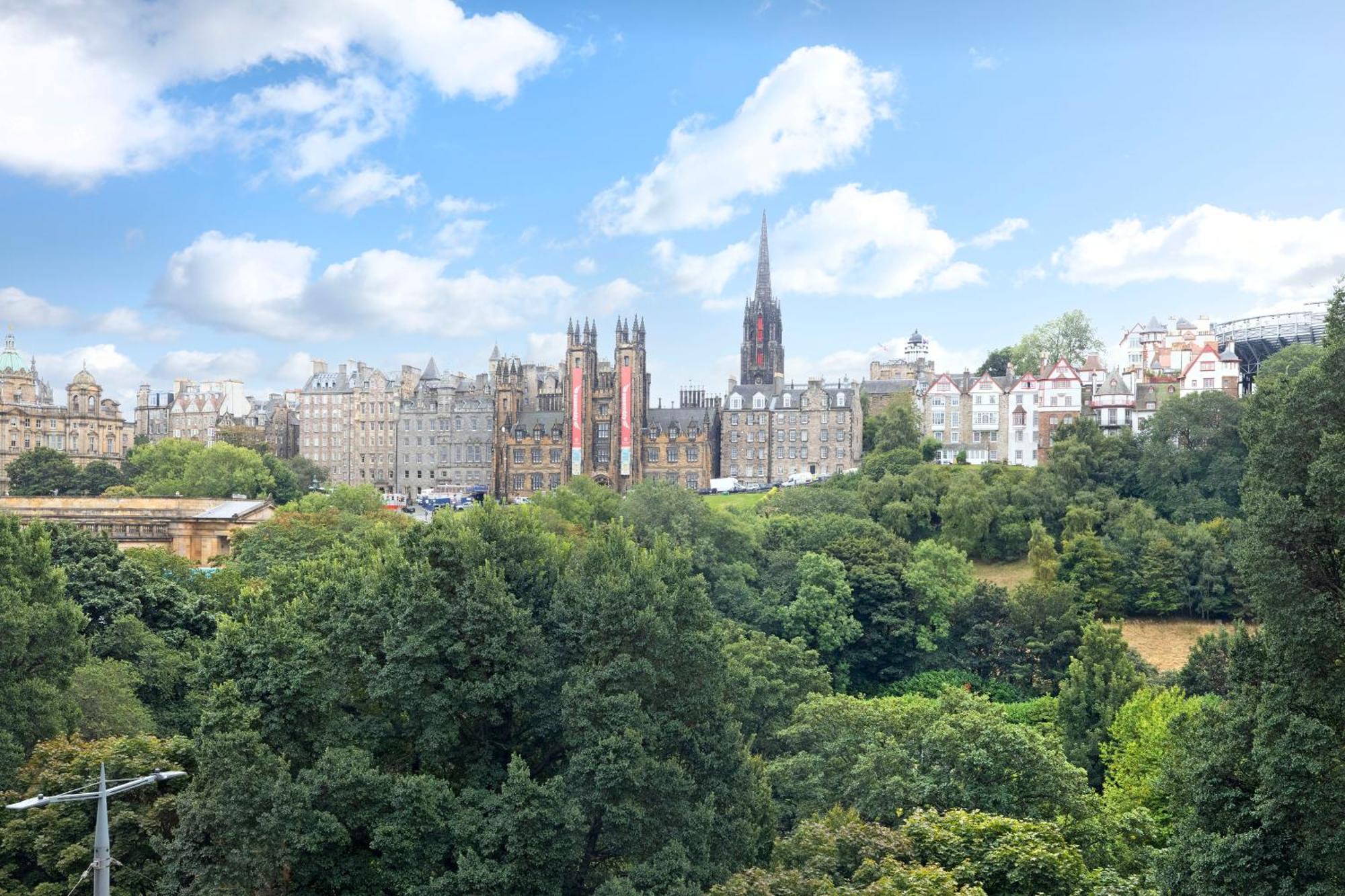 Deluxe 3-bedroom On Princes Street Overlooking Castle Edinburgh