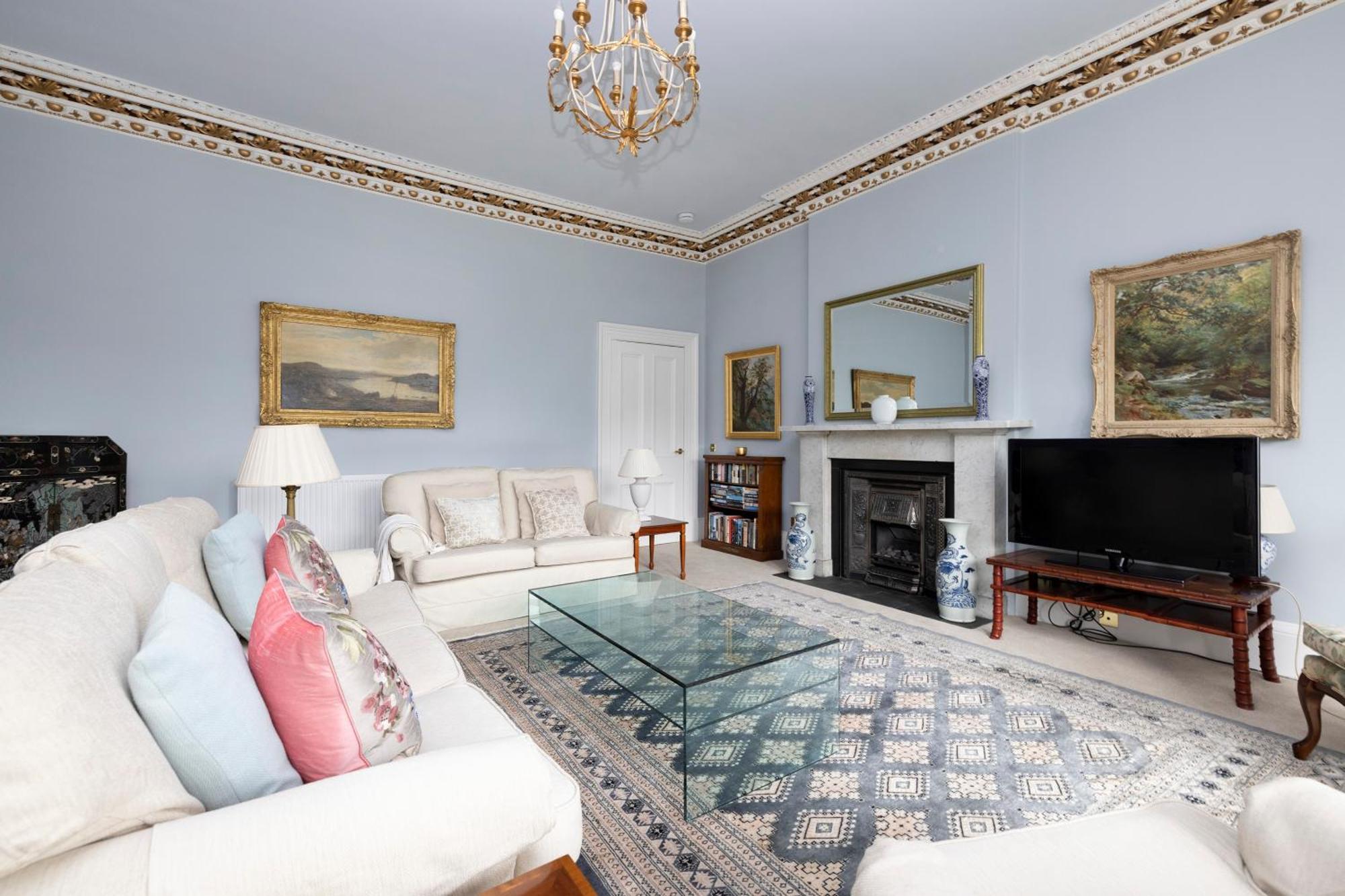 Deluxe 3-bedroom On Princes Street Overlooking Castle