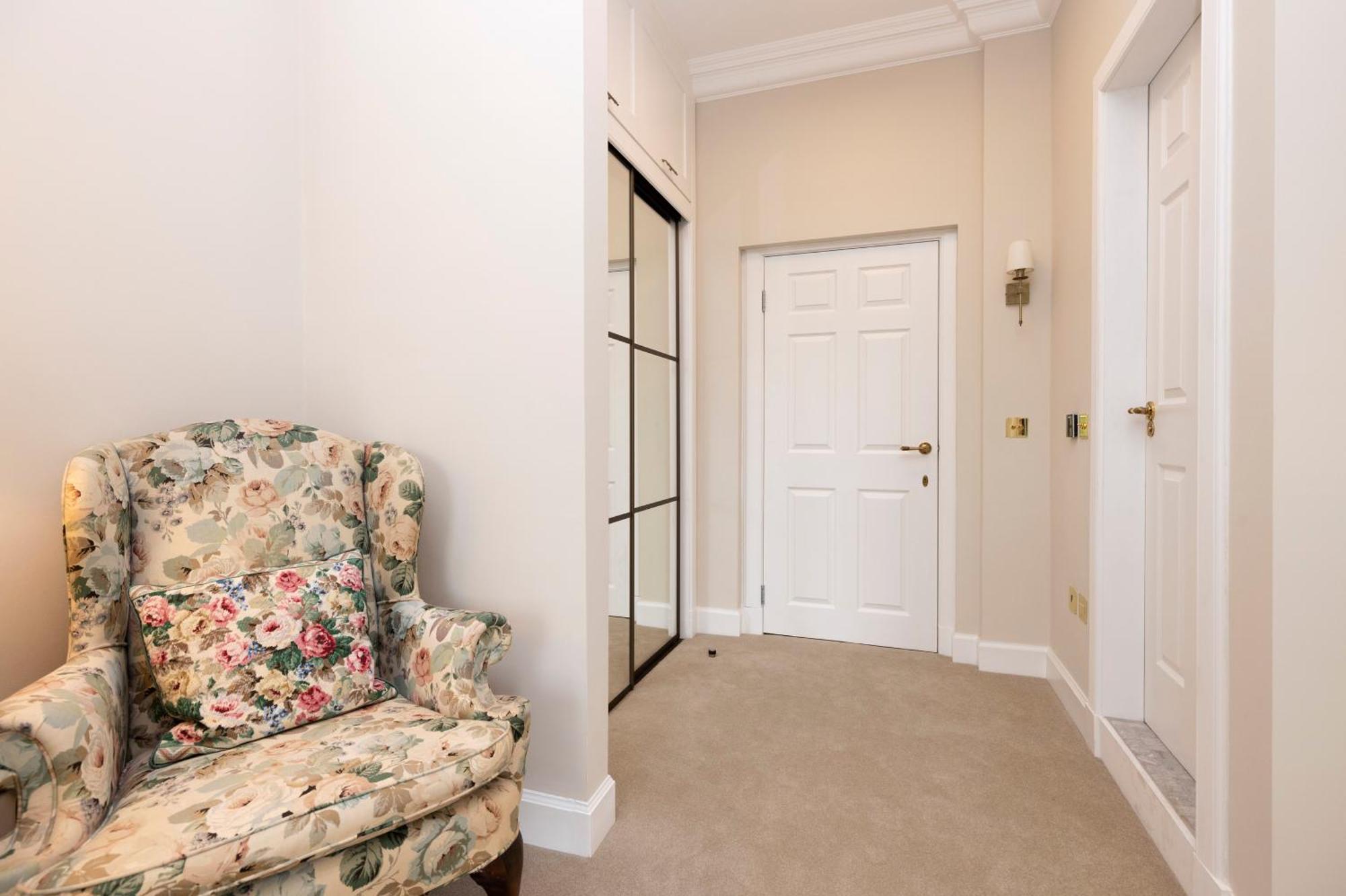Apartment Deluxe 3-bedroom On Princes Street Overlooking Castle