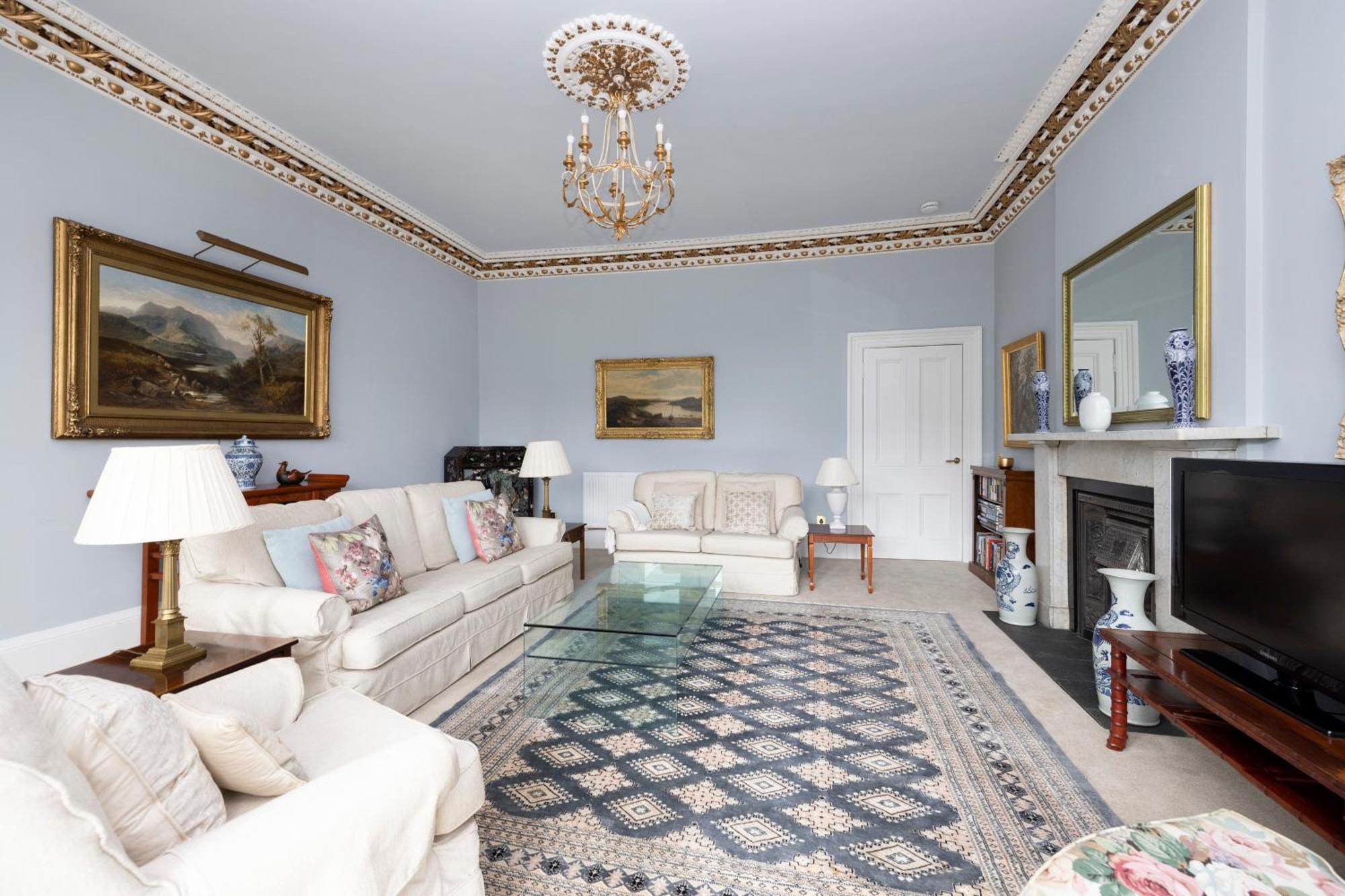 Deluxe 3-bedroom On Princes Street Overlooking Castle Apartment *