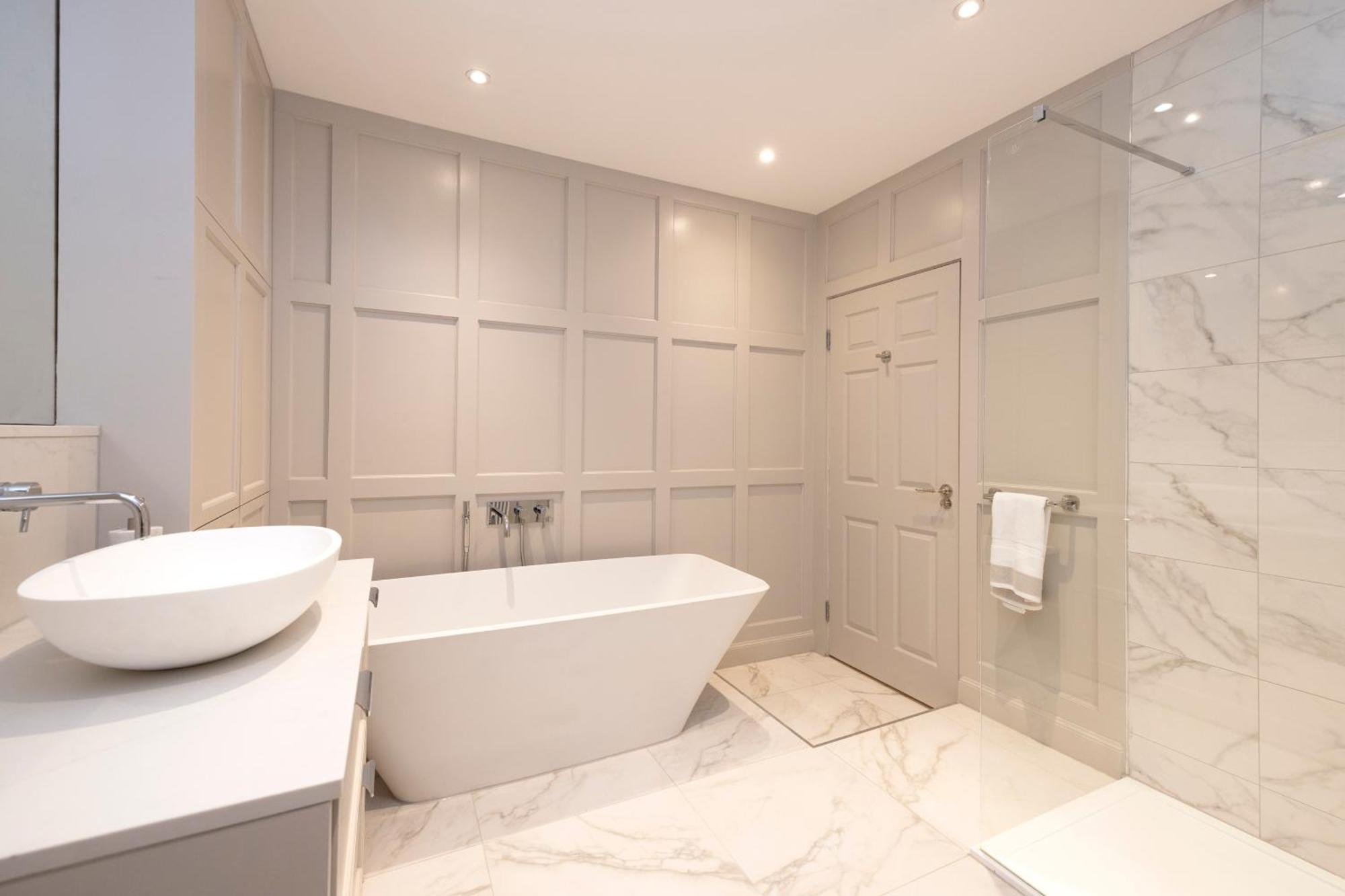 Deluxe 3-bedroom On Princes Street Overlooking Castle Apartment Edinburgh