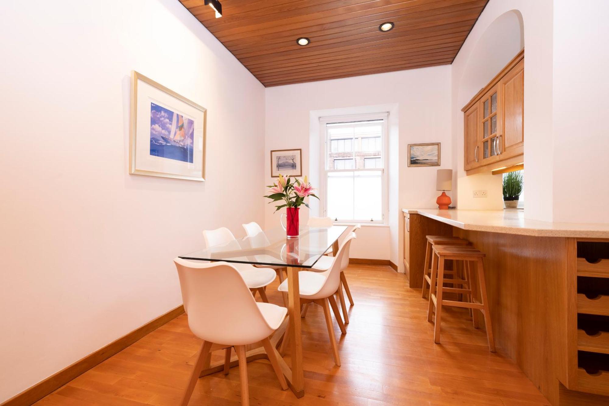 Apartment Deluxe 3-bedroom On Princes Street Overlooking Castle Edinburgh