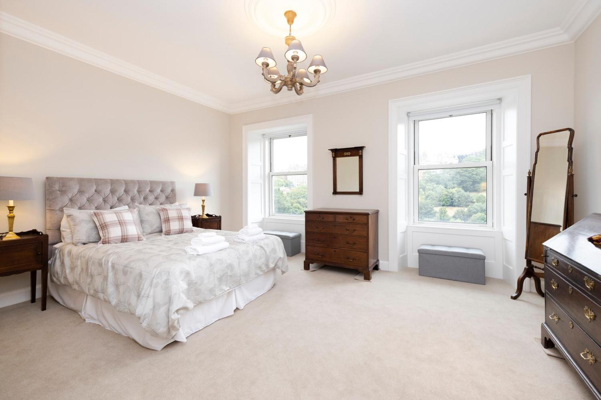 Deluxe 3-bedroom On Princes Street Overlooking Castle Edinburgh