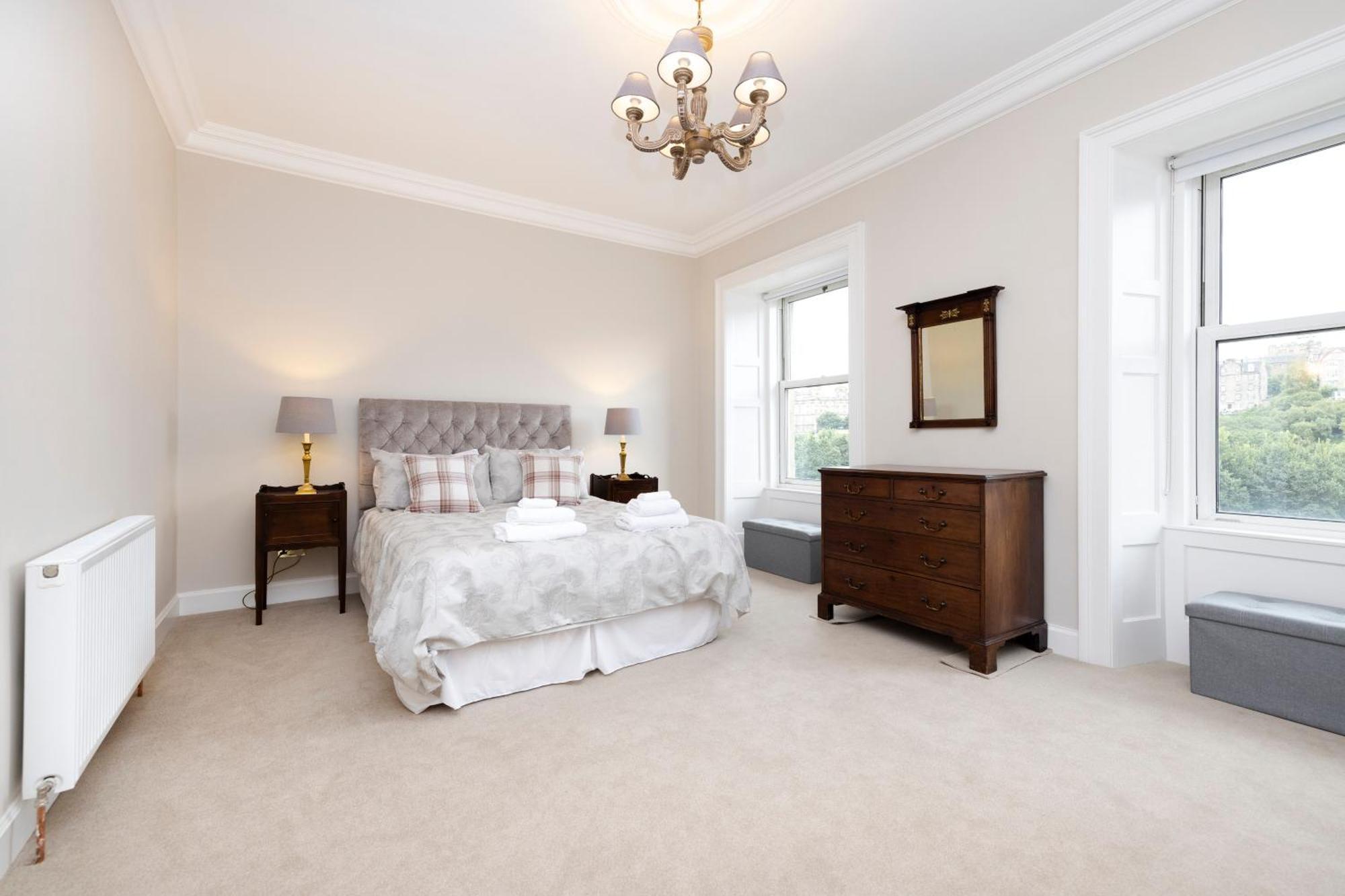 Deluxe 3-bedroom On Princes Street Overlooking Castle * Edinburgh