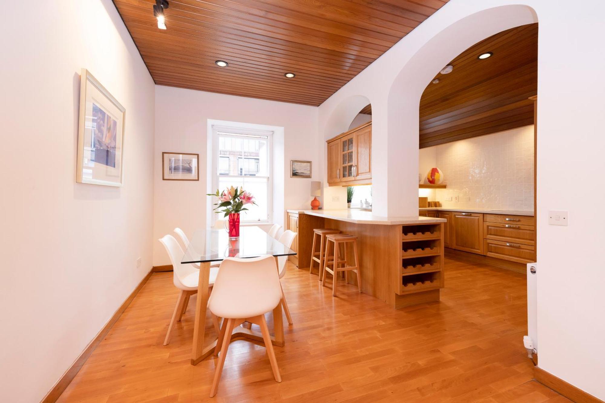 Deluxe 3-bedroom On Princes Street Overlooking Castle