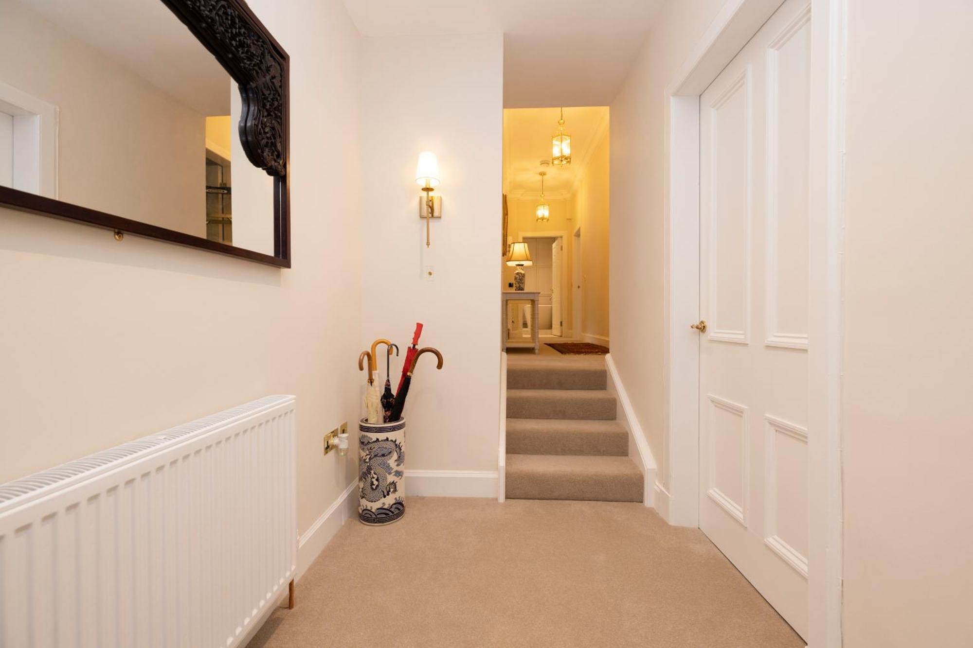 Deluxe 3-bedroom On Princes Street Overlooking Castle Apartment