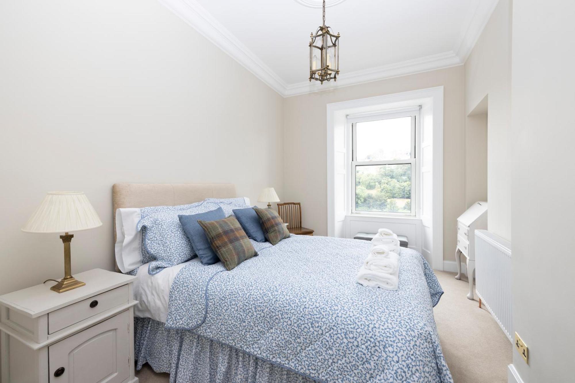 Apartment Deluxe 3-bedroom On Princes Street Overlooking Castle