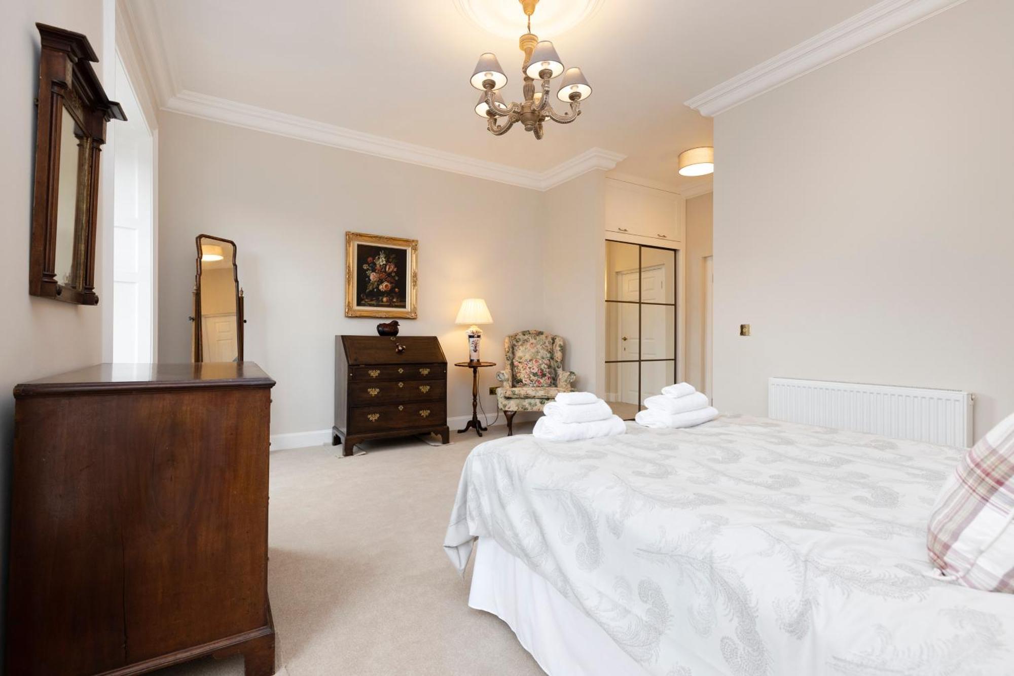 Deluxe 3-bedroom On Princes Street Overlooking Castle Apartment Edinburgh