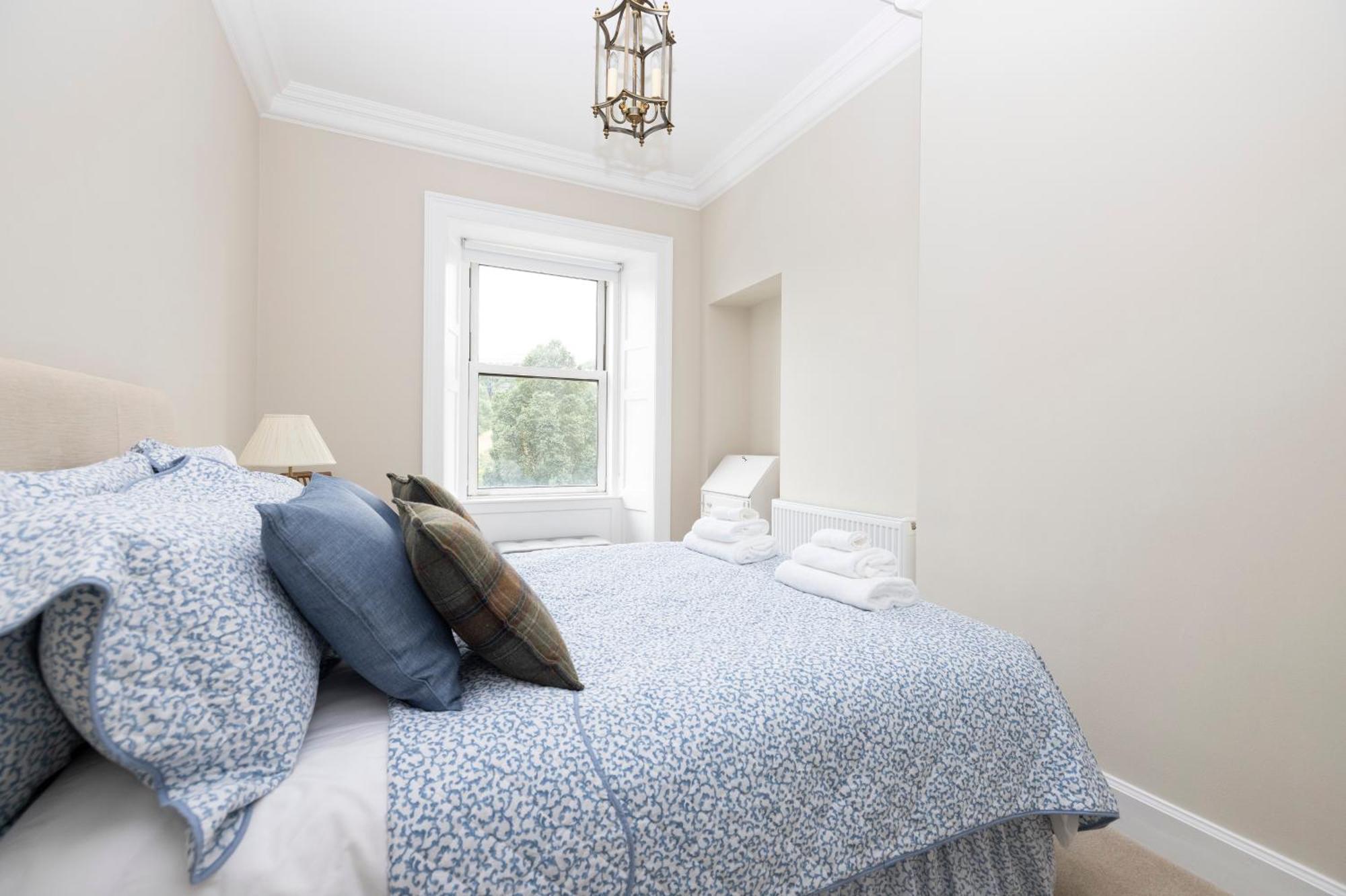 Deluxe 3-bedroom On Princes Street Overlooking Castle Edinburgh