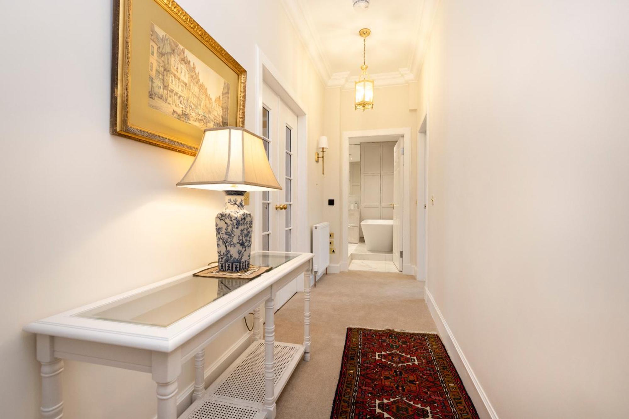 Deluxe 3-bedroom On Princes Street Overlooking Castle