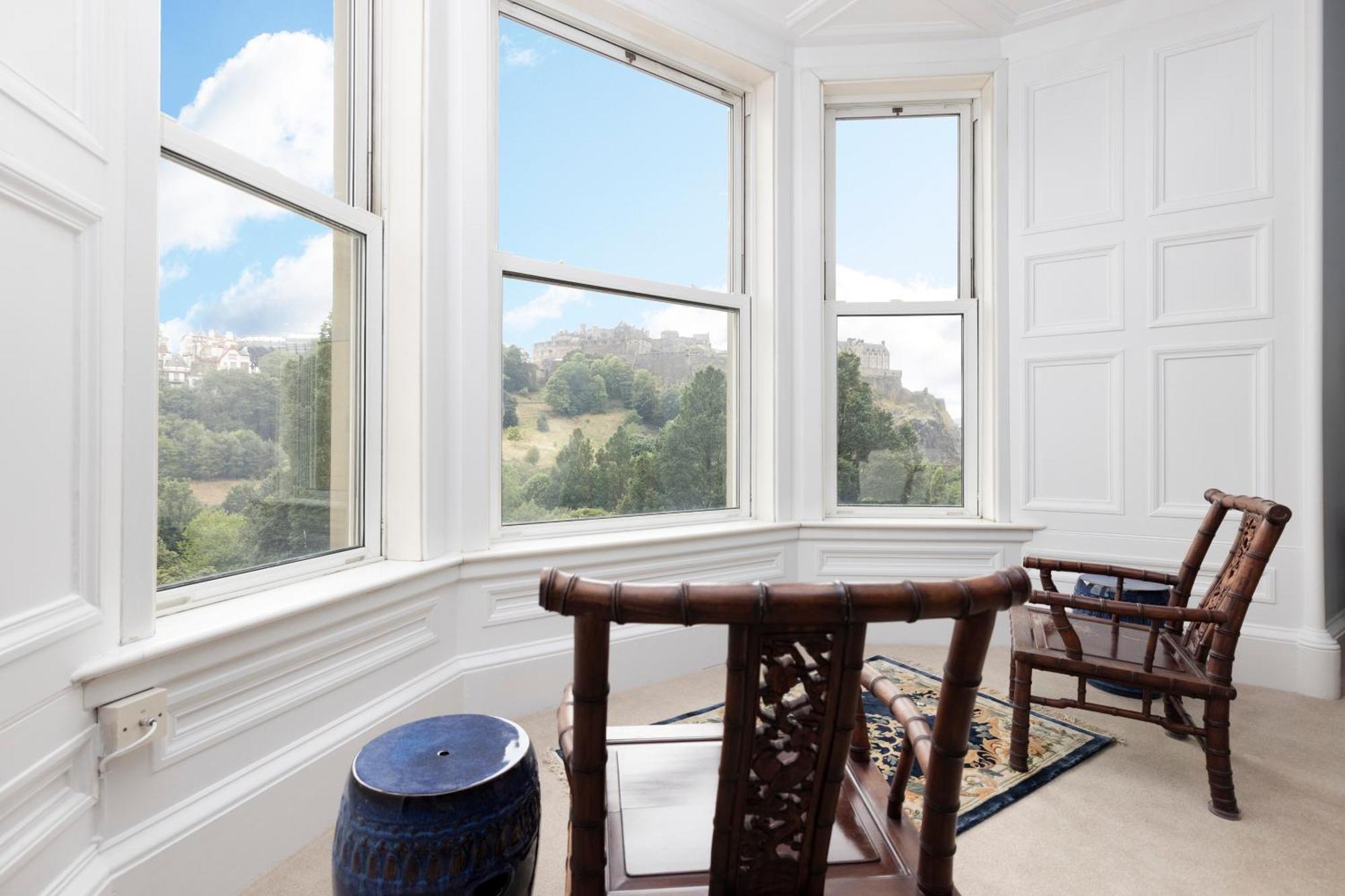 Deluxe 3-bedroom On Princes Street Overlooking Castle Apartment *