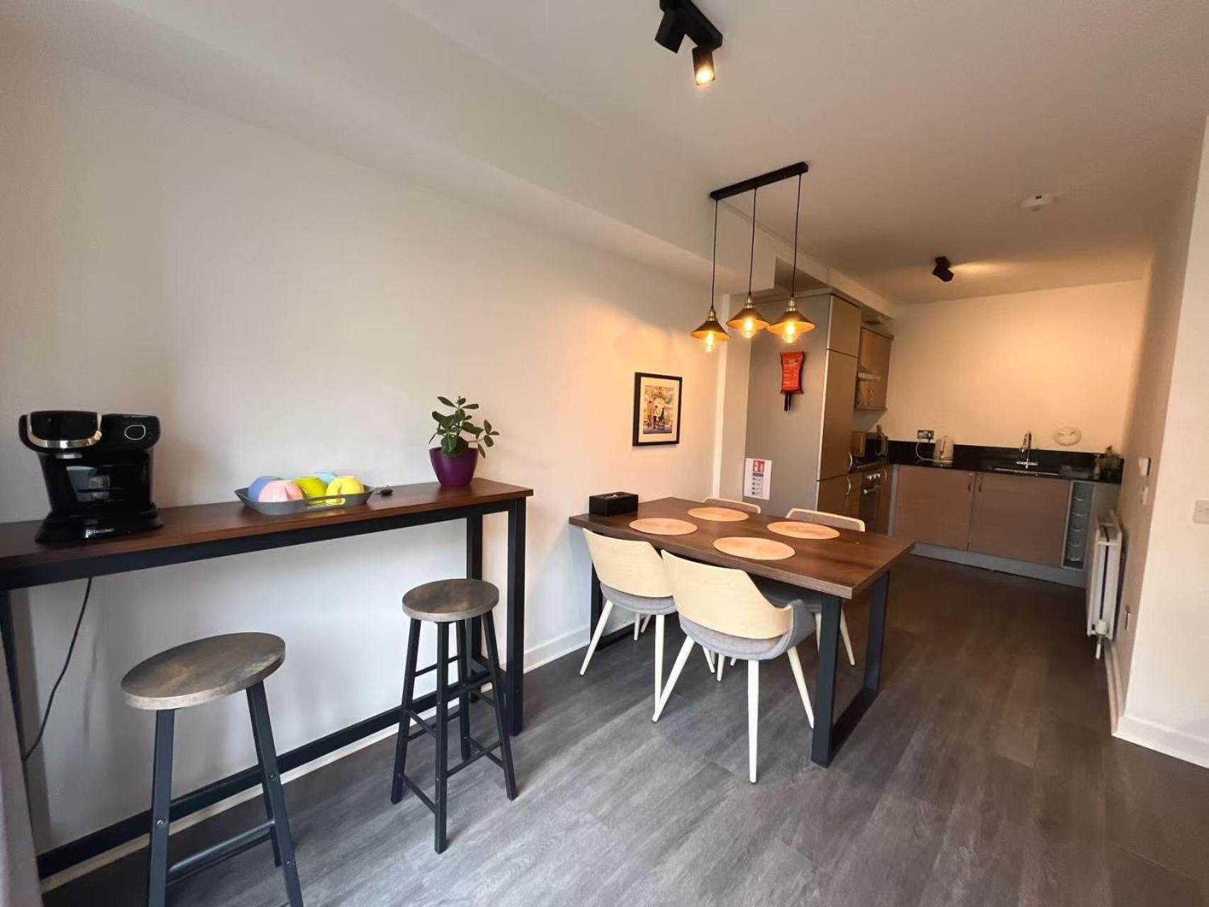 2 Bath Free Parking Apartment *