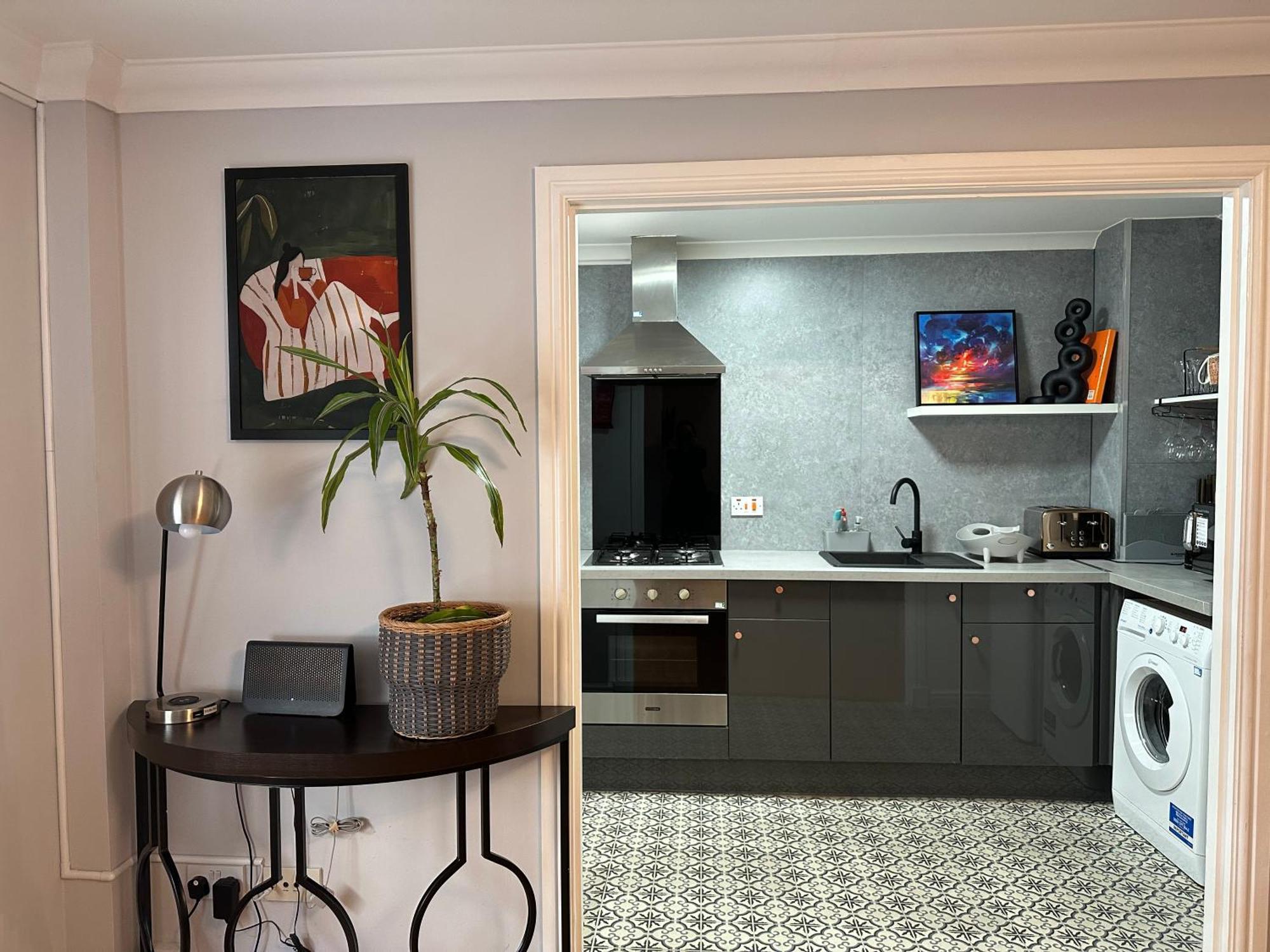 Private Main Door Lovely 2 Bedroom * EDI