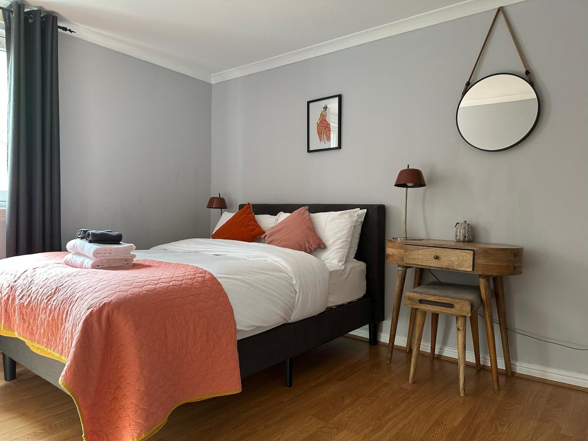Private Main Door Lovely 2 Bedroom Apartment EDI