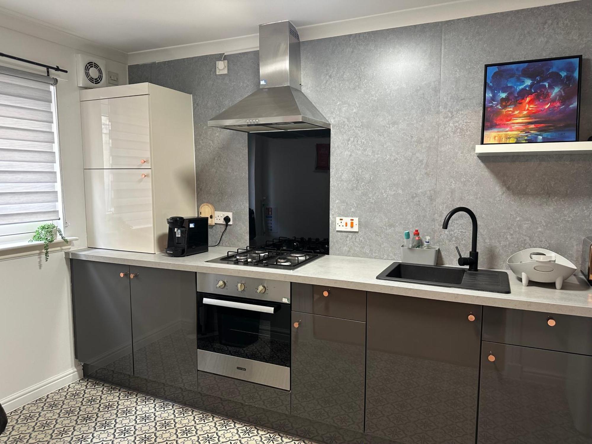 Private Main Door Lovely 2 Bedroom * EDI