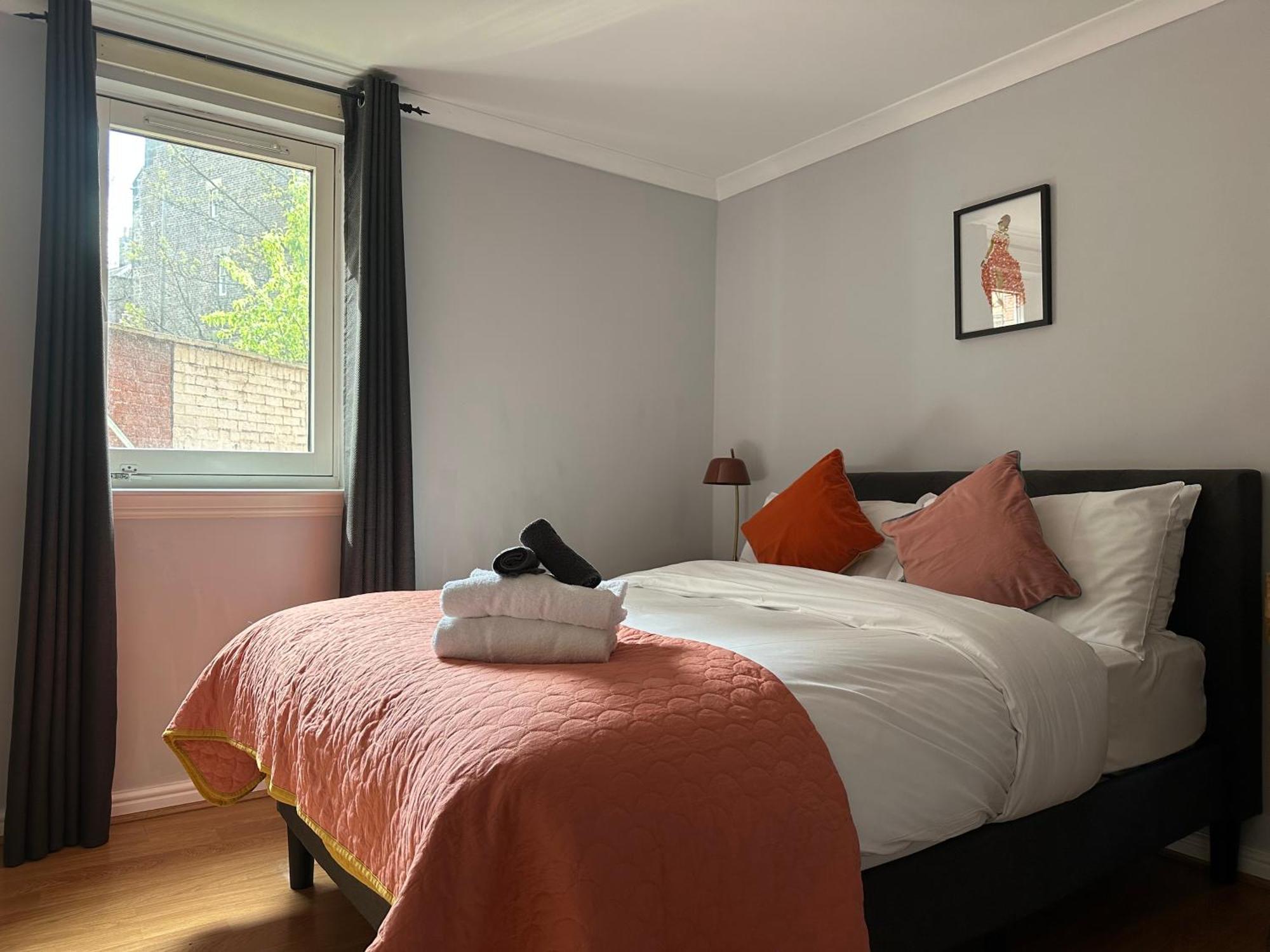 Private Main Door Lovely 2 Bedroom Apartment