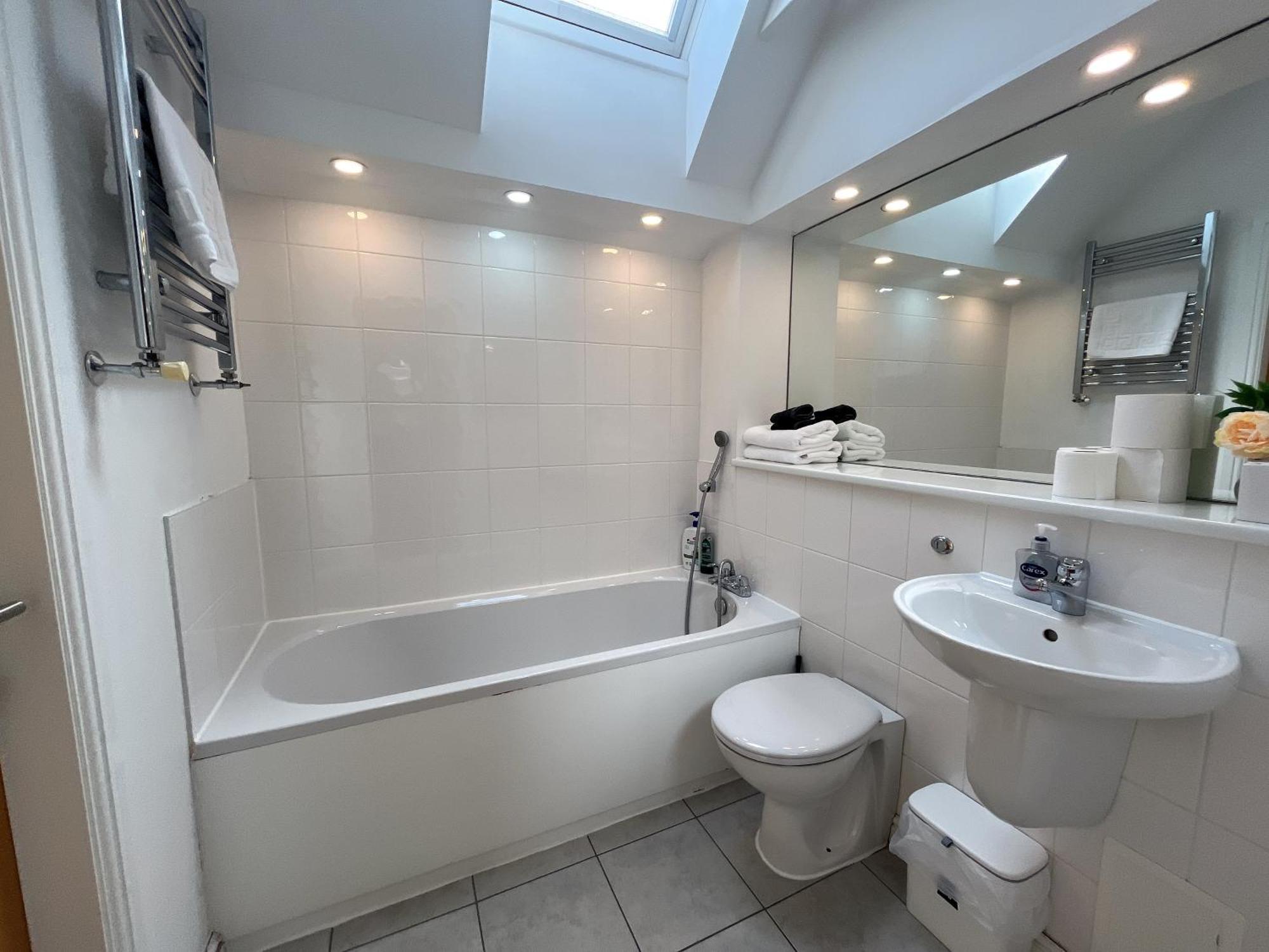 Private Parking 2 Bed 2 Bath Apartment *