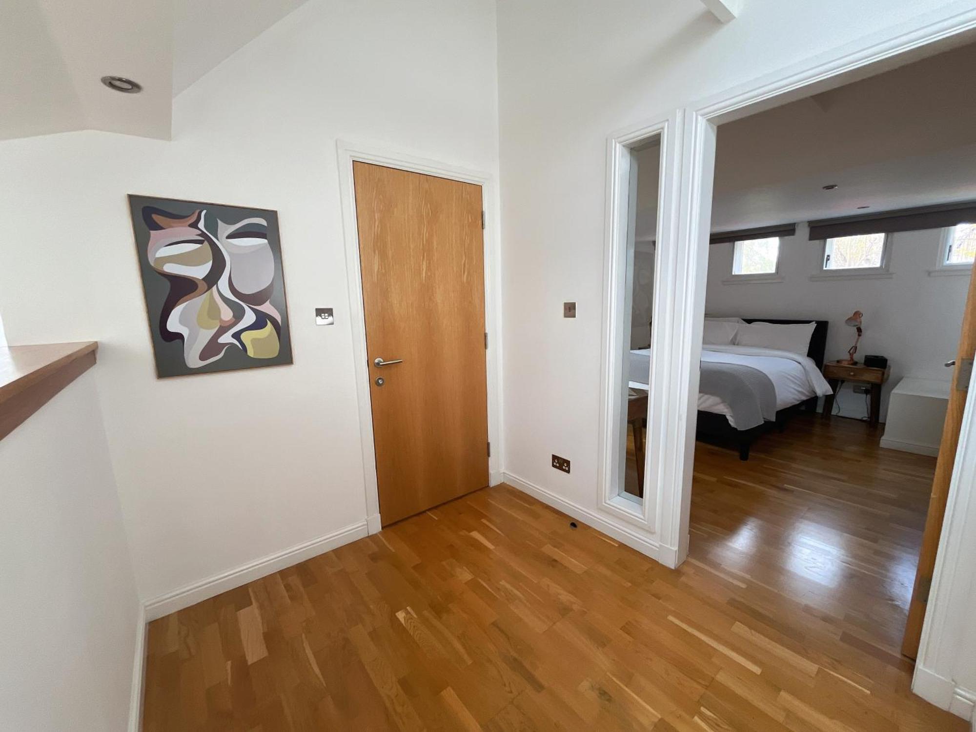 Private Parking 2 Bed 2 Bath Apartment Edinburgh