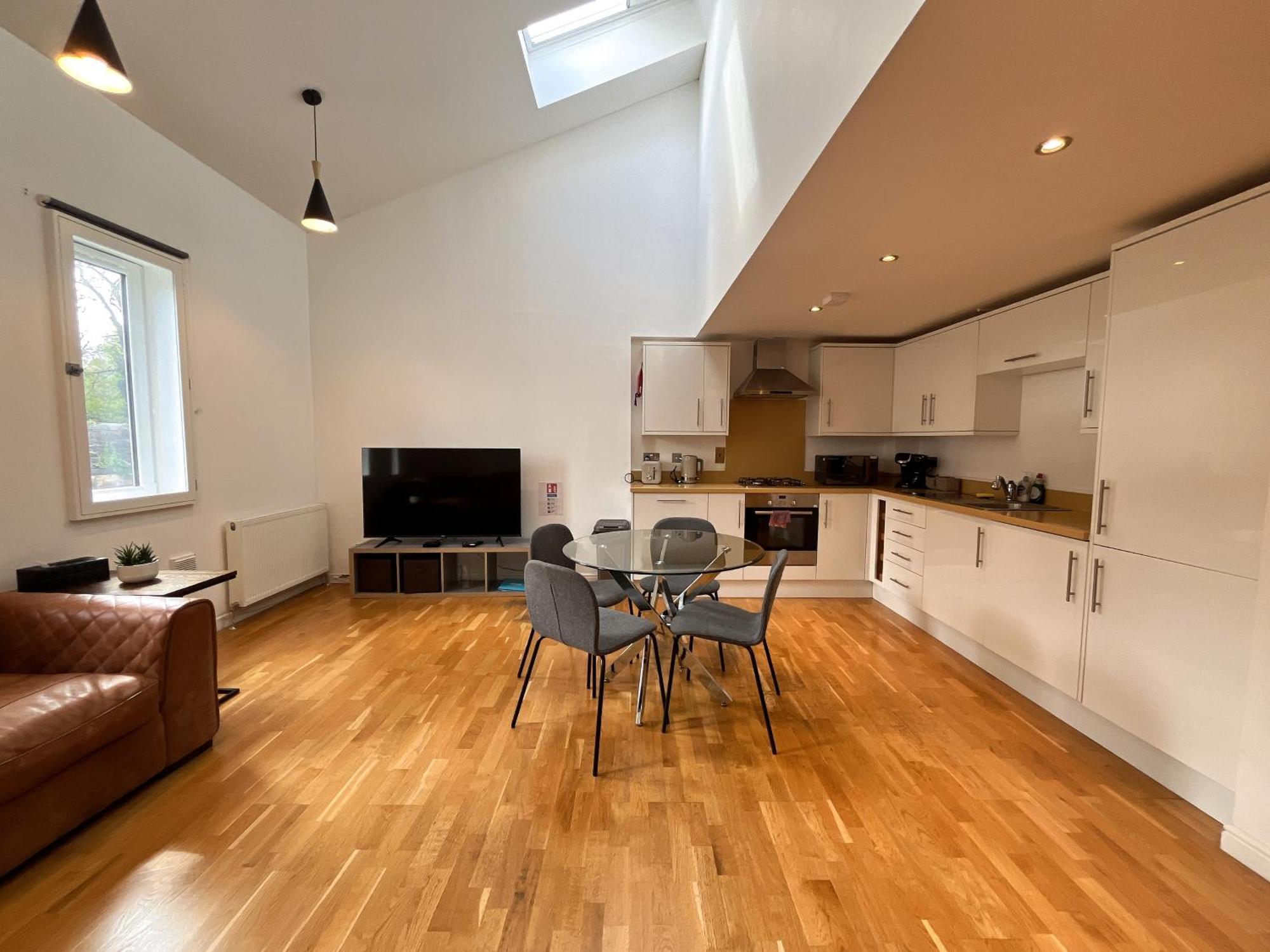 Apartment Private Parking 2 Bed 2 Bath EDI