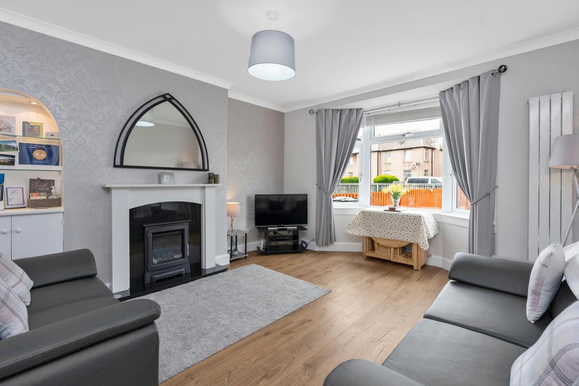 Crewe - 2 Bed, Free Off Street Parking And Private Garden * Edinburgh