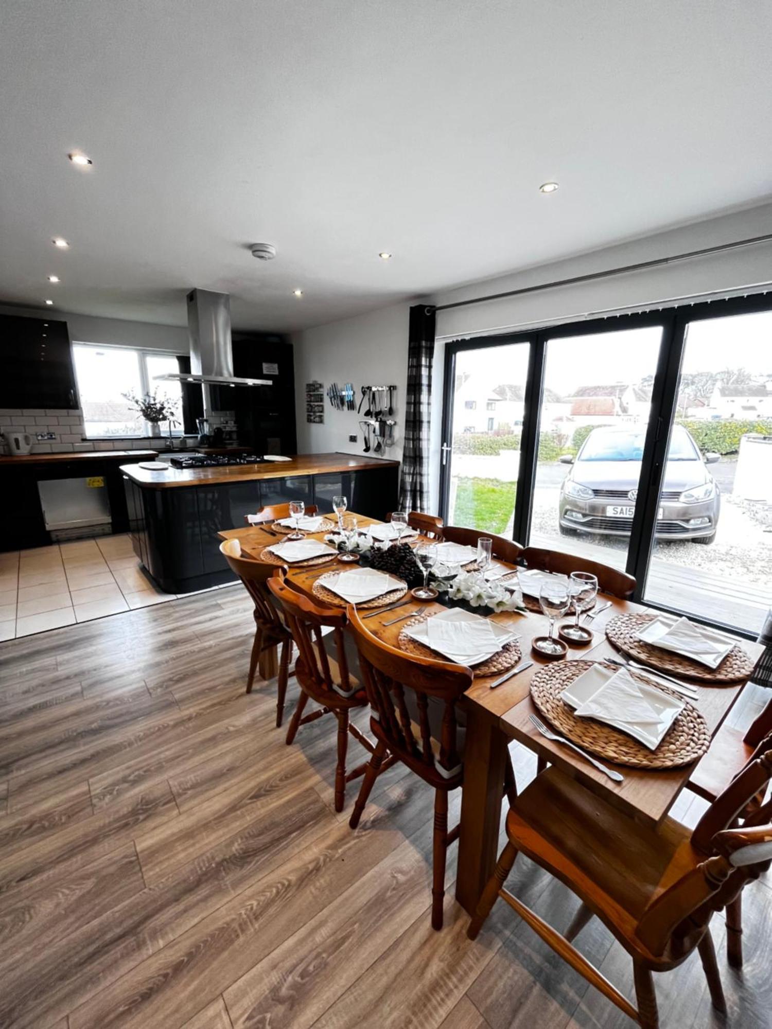 Dreghorn House 5 Bedrooms,9 Beds,3 Toilets 2 Showers,1 Bath,2 Reception Free Parking 233 Mbp Wifi Holiday home