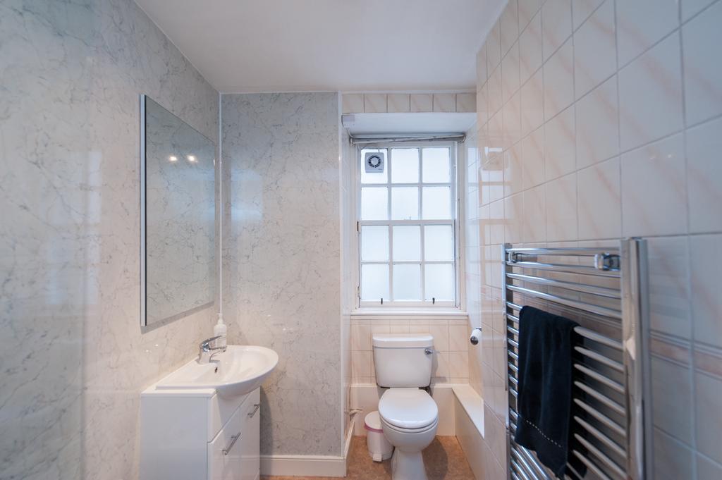 Apartment Writers View, Royal Mile *