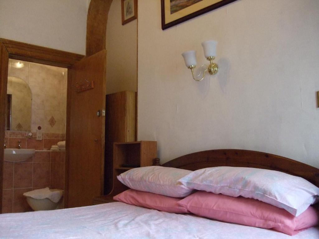 Swan Lake Bed & Breakfast Edinburgh