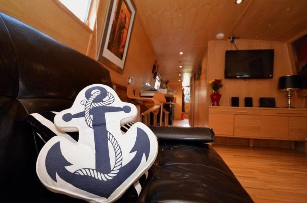 - Houseboats Botel