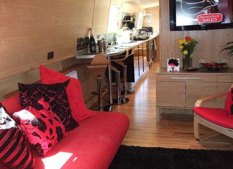 - Houseboats Botel