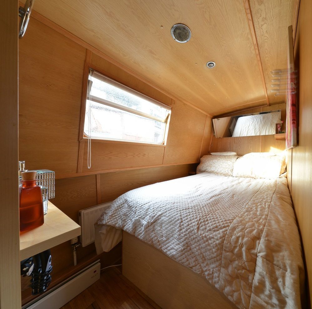 - Houseboats Botel Edinburgh