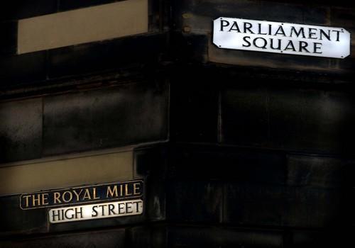 Parliament Sq *