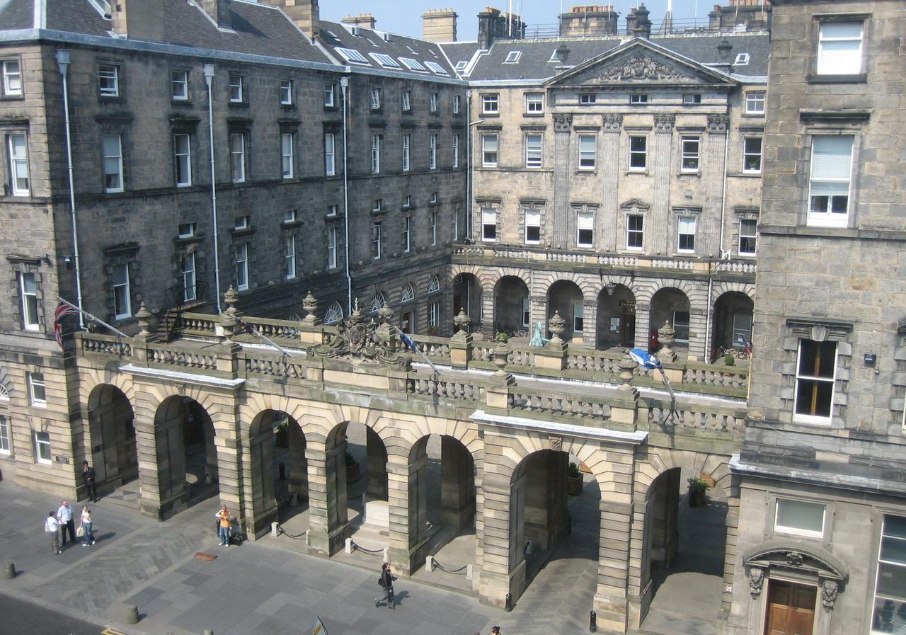Parliament Sq Apartment *
