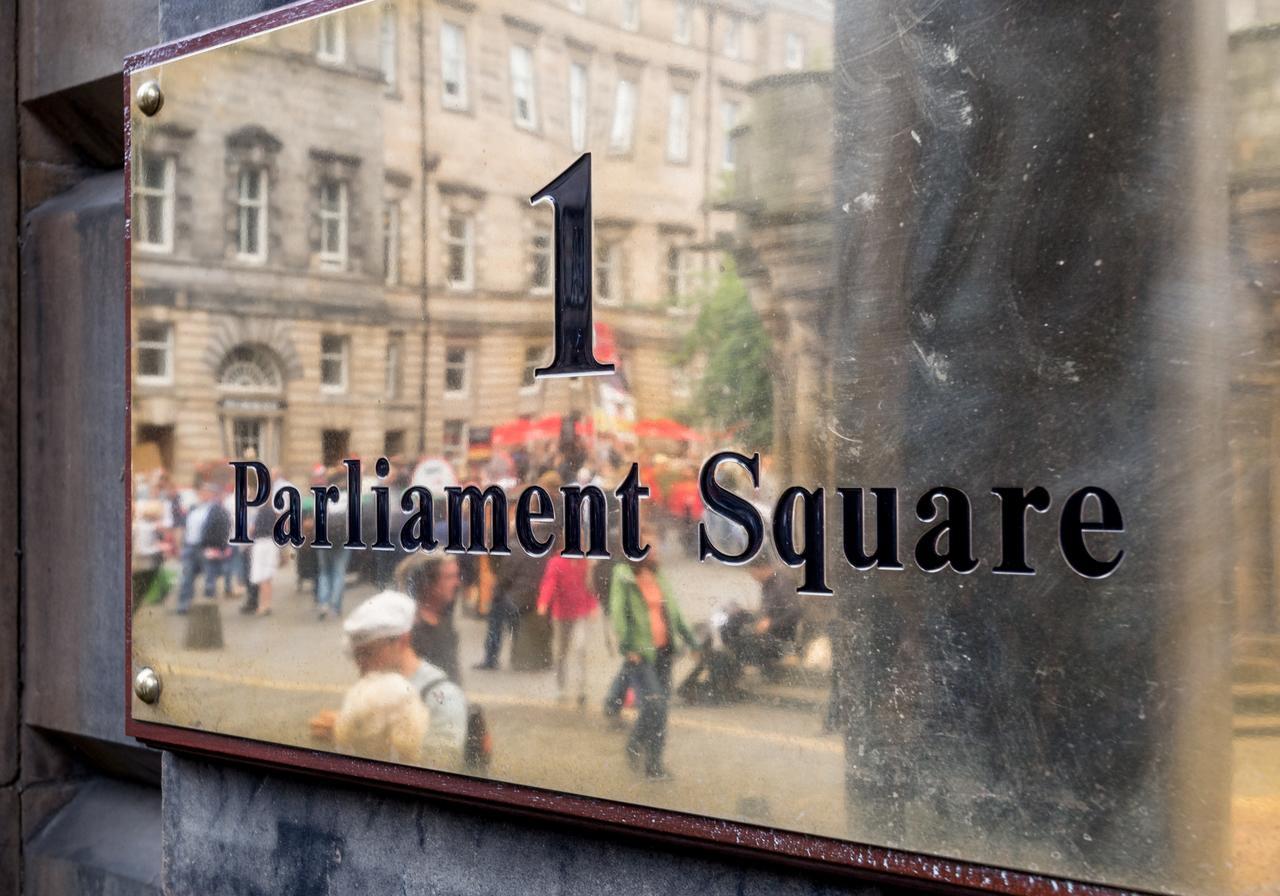 Parliament Sq *