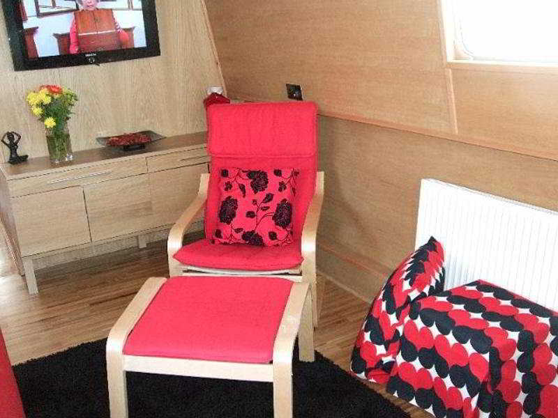 - Houseboats Botel