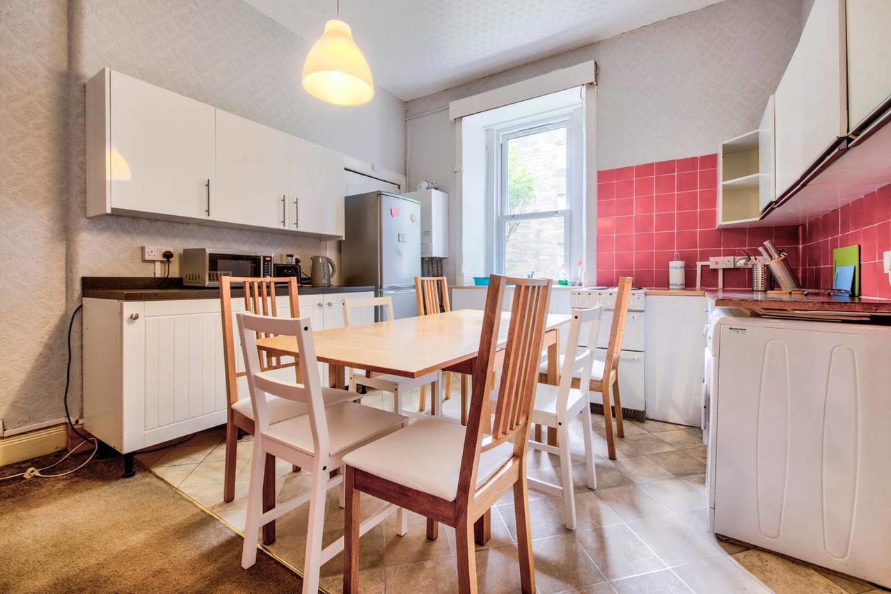 Spacious 4 Bedroom On The South Side *