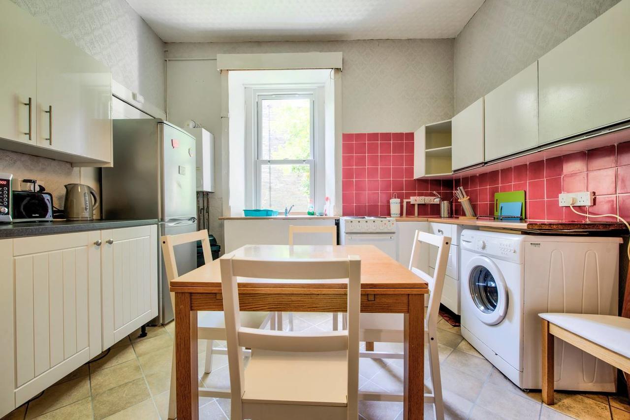 Spacious 4 Bedroom On The South Side Apartment *