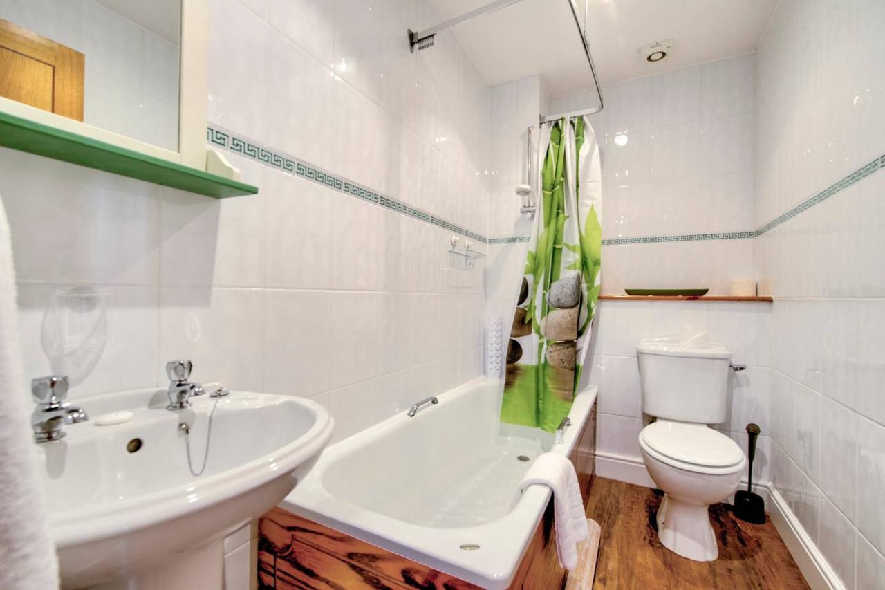 Altido Lovely 3br Townhouse With Free Parking And Balcony Holiday home