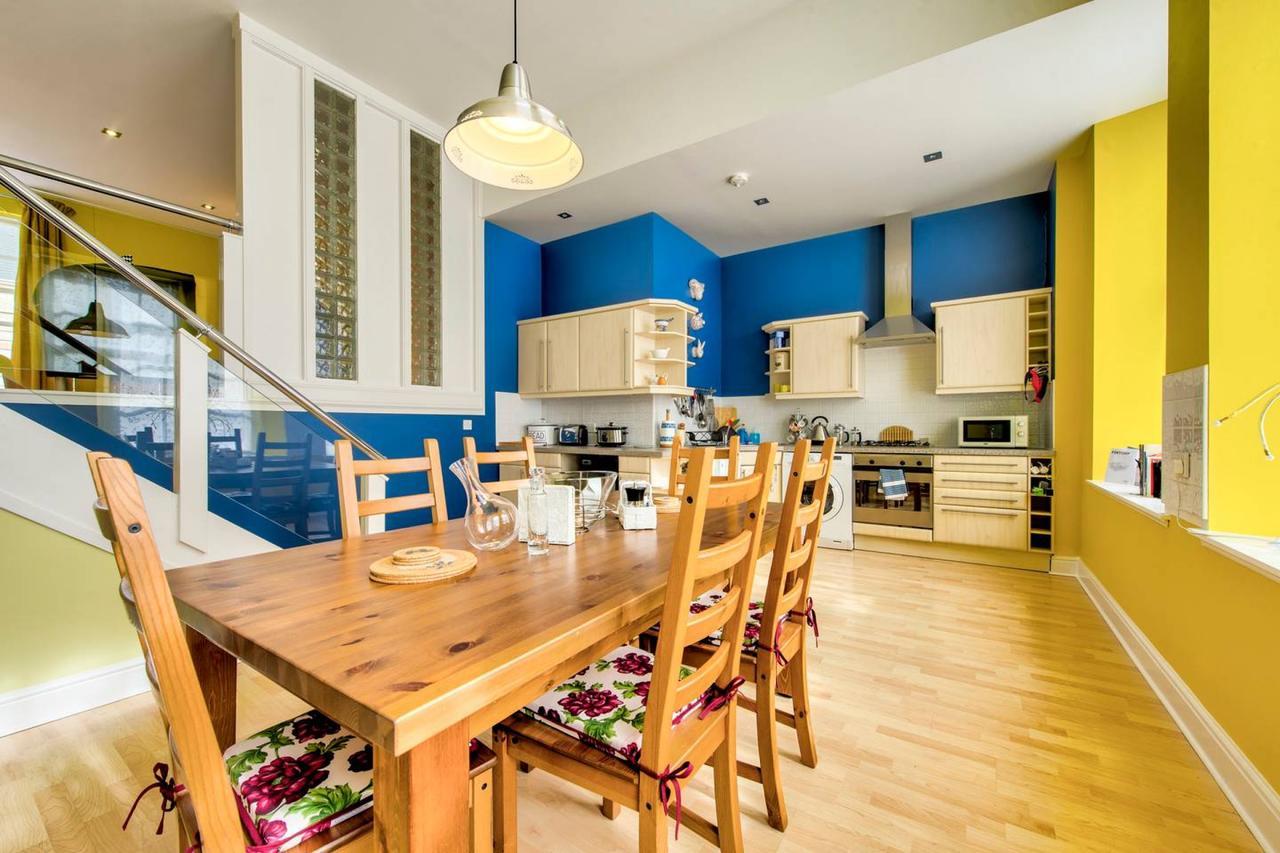 Ferienhaus Altido Lovely 3br Townhouse With Free Parking And Balcony EDI