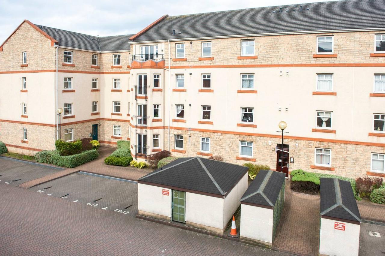 Holiday home Altido Lovely 3br Townhouse With Free Parking And Balcony *