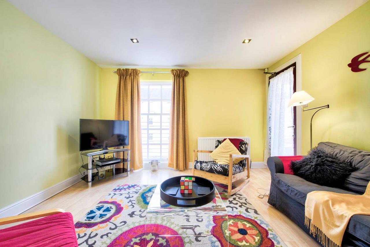 Altido Lovely 3br Townhouse With Free Parking And Balcony Ferienhaus *