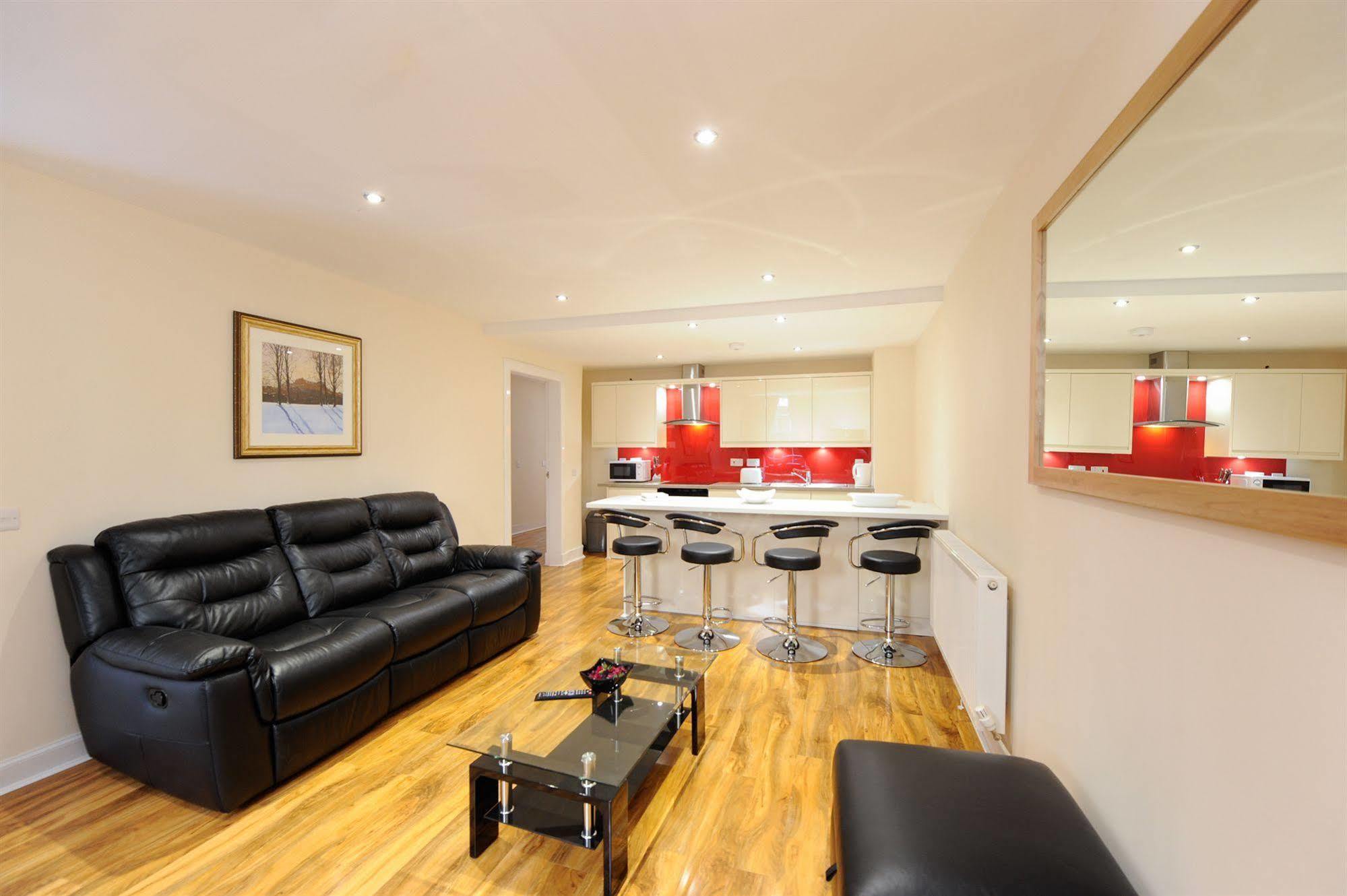 Edinburgh City Suites 4*